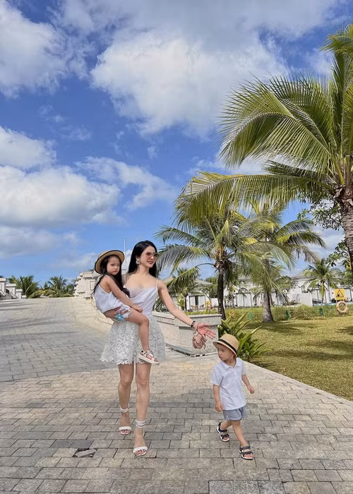 Chia sẻ với Tiền Phong, đại diện của Diệp Lâm Anh cho biết, nữ ca sĩ mong được nuôi cả hai con.