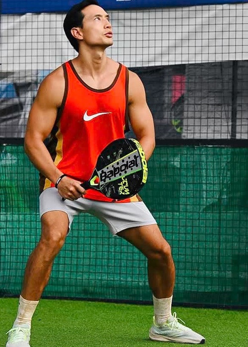 Kim Lý giữ vóc dáng cơ bắp cuồn cuộn nhờ tập luyện các môn thể thao.