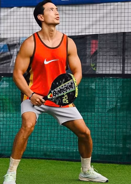 Kim Lý giữ vóc dáng cơ bắp cuồn cuộn nhờ tập luyện các môn thể thao.