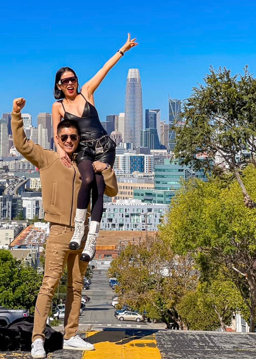 Với kinh nghiệm tập gym, Lâm Bảo Châu hướng dẫn Lệ Quyên tập luyện tại nhà.