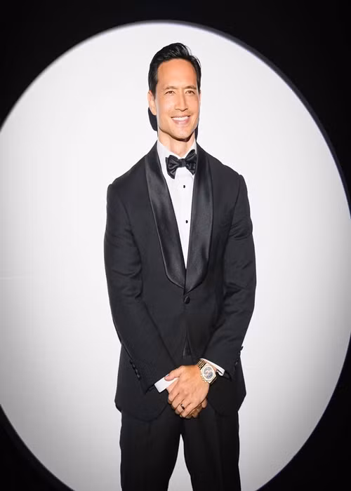 Một trong những điểm thu hút của nam diễn viên là nụ cười rạng rỡ luôn thường trực trên môi.