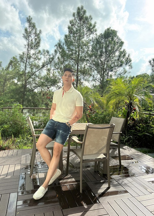 Lâm Bảo Châu ăn mặc trẻ trung, năng động ở đời thường. Khi tham gia sự kiện, anh chọn phong cách lịch lãm.