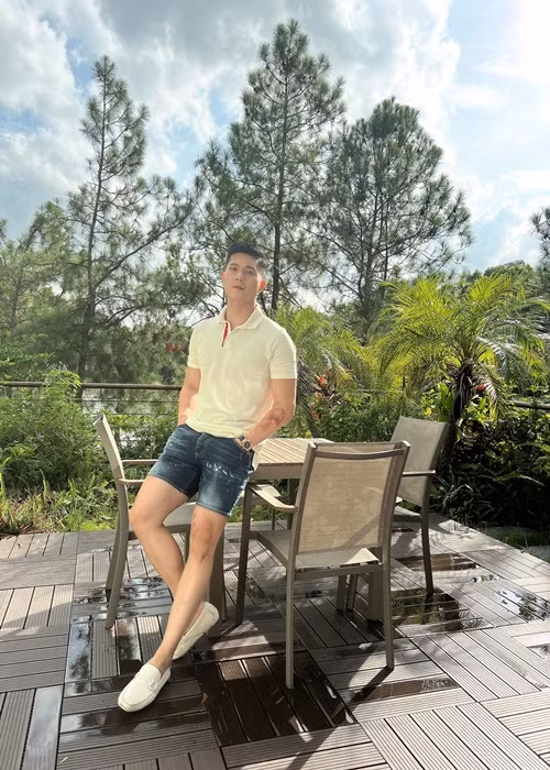 Lâm Bảo Châu ăn mặc trẻ trung, năng động ở đời thường. Khi tham gia sự kiện, anh chọn phong cách lịch lãm.