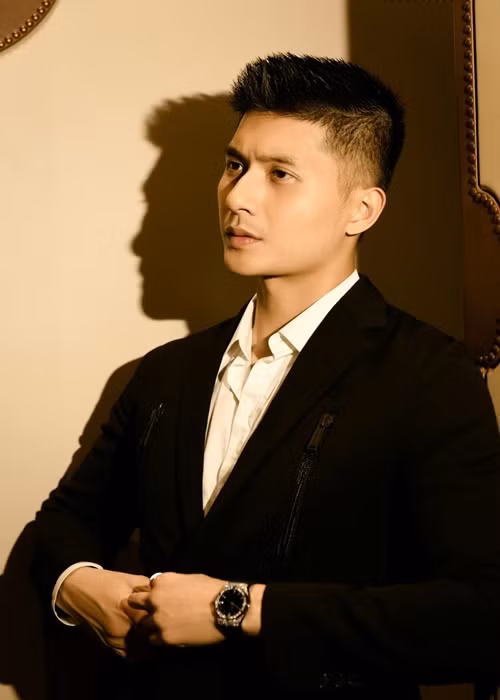 Tình trẻ của Lệ Quyên hút hồn người đối diện nhờ vẻ ngoài nam thần.