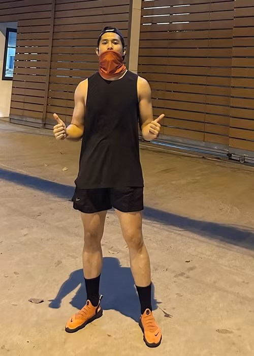 Lâm Bảo Châu giữ thói quen chạy bộ cả khi sang nước ngoài để hộ tống Lệ Quyên đi hát.