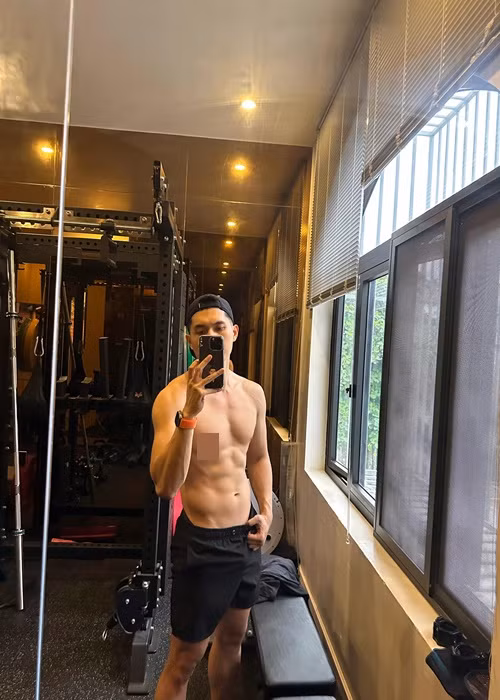 Để sở hữu hình thể quyến rũ chuẩn người mẫu, Lâm Bảo Châu chăm chỉ tập gym, chạy bộ.