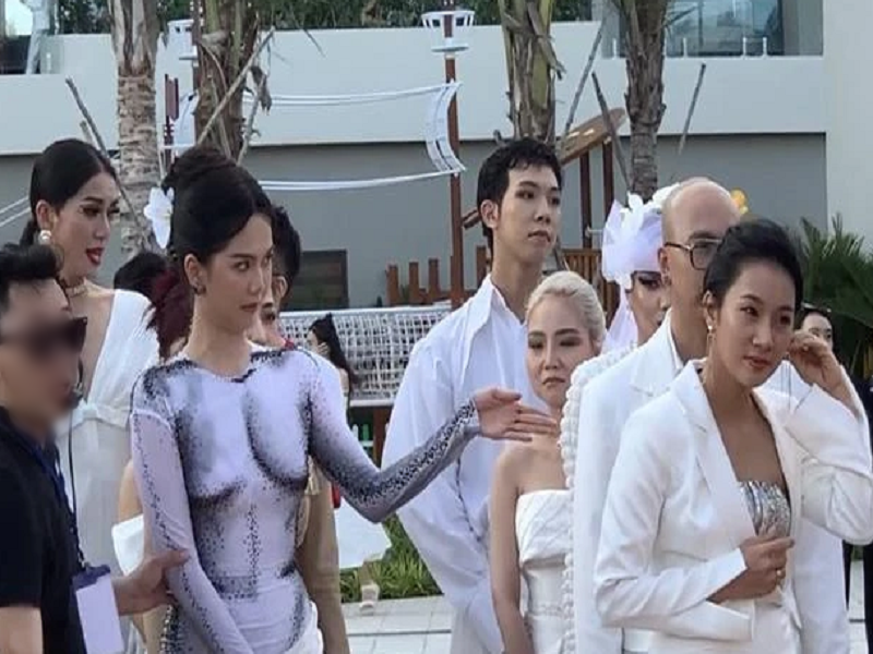 Theo Saostar, khi thảm đỏ sắp khép lại, Ngọc Trinh được ban tổ chức ưu tiên chụp ảnh trước. Tuy nhiên, nữ người mẫu từ chối. Ảnh: Saostar.