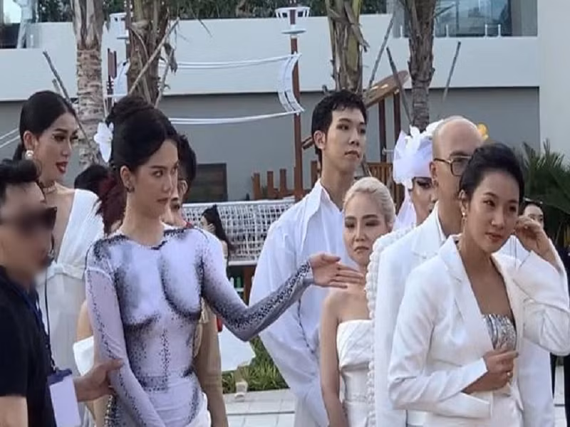 Theo Saostar, khi thảm đỏ sắp khép lại, Ngọc Trinh được ban tổ chức ưu tiên chụp ảnh trước. Tuy nhiên, nữ người mẫu từ chối. Ảnh: Saostar.