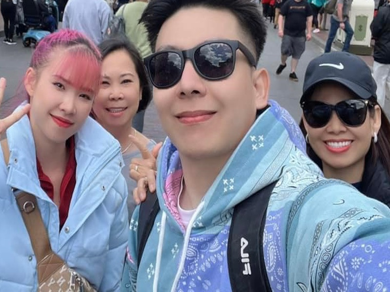 Mẹ chồng và mẹ đẻ của Khởi My có mối quan hệ thân thiết. Cả hai thường được vợ chồng Khởi My đưa đi du lịch. Ảnh: FBNV