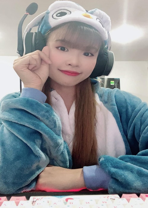 Khởi My chuyển hướng sang làm streamer sau khi lập gia đình. Ảnh: FBNV