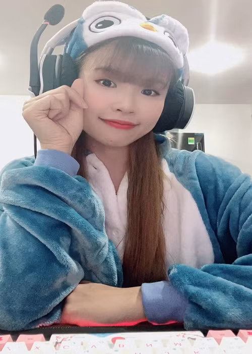 Khởi My chuyển hướng sang làm streamer sau khi lập gia đình. Ảnh: FBNV