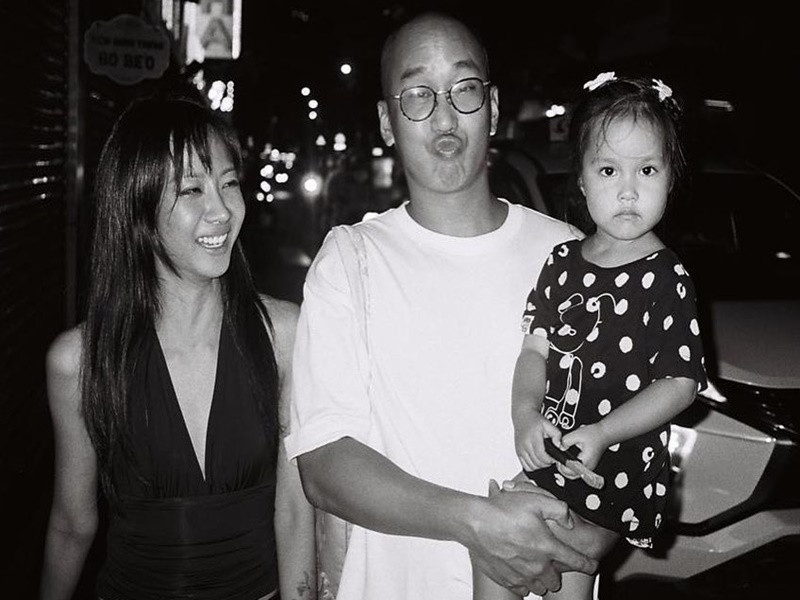 Trong cuộc phỏng vấn với Người Đô Thị, Suboi cho biết, vợ chồng cô đều thích cuộc sống giản dị. Cả hai thường xuyên nghe nhạc, nhảy múa với con gái. Ảnh: Instagram.