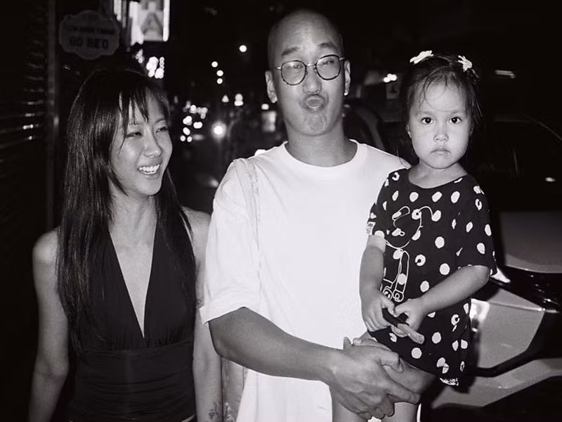 Trong cuộc phỏng vấn với Người Đô Thị, Suboi cho biết, vợ chồng cô đều thích cuộc sống giản dị. Cả hai thường xuyên nghe nhạc, nhảy múa với con gái. Ảnh: Instagram.