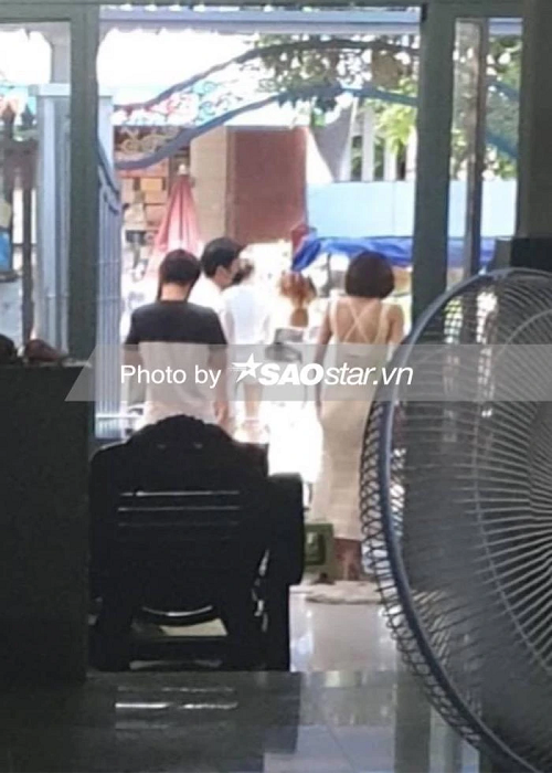 Karik và Phương Linh duy trì mối quan hệ bạn bè sau khi chia tay. Tháng 4/2023, cả hai bị bắt gặp ăn chè trong một quán nhỏ ở Phú Yên. Về nghi vấn “nối lại tình xưa”, cả hai không lên tiếng. Ảnh: Saostar.