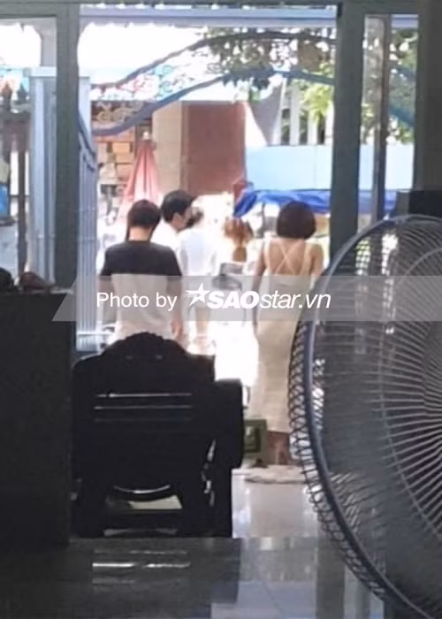 Karik và Phương Linh duy trì mối quan hệ bạn bè sau khi chia tay. Tháng 4/2023, cả hai bị bắt gặp ăn chè trong một quán nhỏ ở Phú Yên. Về nghi vấn “nối lại tình xưa”, cả hai không lên tiếng. Ảnh: Saostar.