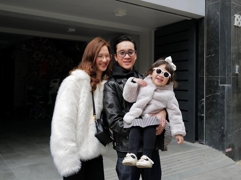 Trâm Anh hết lời khen ngợi JustaTee là người đàn ông của gia đình. Trừ nấu ăn, nam rapper biết làm đủ mọi việc từ tắm cho con, cho con ăn, ru con ngủ đến trò chuyện cùng con. Ảnh: Instagram.