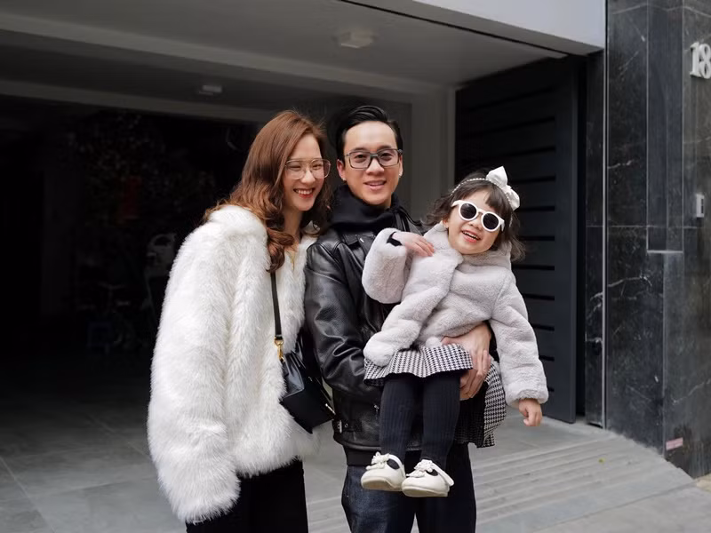 Trâm Anh hết lời khen ngợi JustaTee là người đàn ông của gia đình. Trừ nấu ăn, nam rapper biết làm đủ mọi việc từ tắm cho con, cho con ăn, ru con ngủ đến trò chuyện cùng con. Ảnh: Instagram.