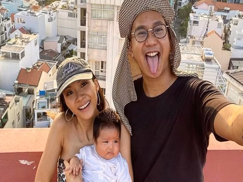 Nodey là nhà sản xuất âm nhạc người Pháp gốc Việt. Ngoài sản xuất nhạc, anh còn làm DJ, sáng tác nhạc. Nodey và Suboi nảy sinh tình cảm nhờ "hợp cạ" về âm nhạc. Tháng 1/2020, cặp đôi chào đón con gái Nina gia nhập tổ ấm. Ảnh: Zing.