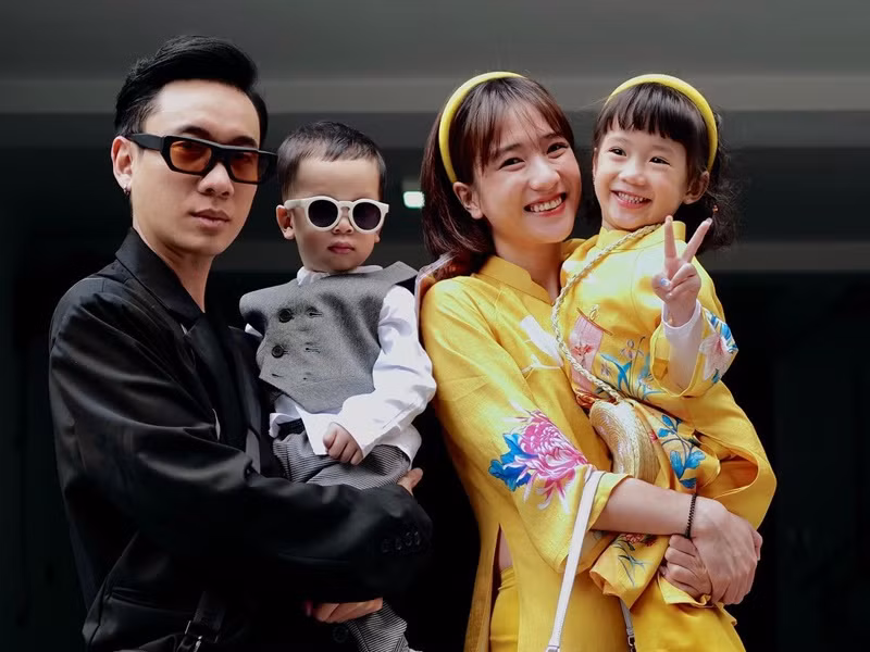 JustaTee kết hôn với hot girl Trâm Anh vào năm 2018 sau 5 năm hẹn hò. Cặp đôi có con gái CiCi và con trai Mino. Ảnh: FBNV.