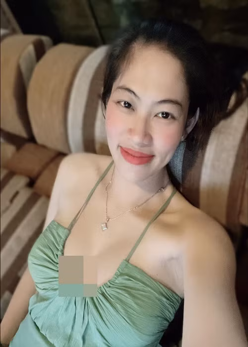 Thùy Trang gợi cảm không kém cạnh em gái nổi tiếng.