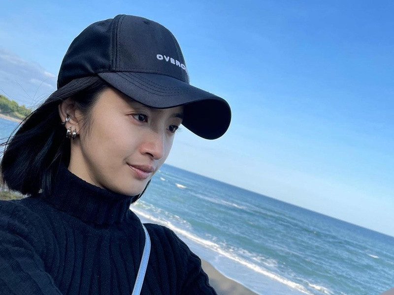 Năm 2021, hôn nhân của Lâm Y Thần vướng tin đồn tiêu cực. Nhiều nguồn tin cho biết, nữ diễn viên bị gia đình chồng chèn ép, phải dậy sớm nấu nướng cho cả nhà. Có nguồn tin chồng Lâm Y Thần thường xuyên đưa nhân tình về nhà. Ảnh: Instagram