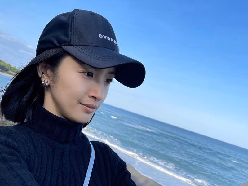 Năm 2021, hôn nhân của Lâm Y Thần vướng tin đồn tiêu cực. Nhiều nguồn tin cho biết, nữ diễn viên bị gia đình chồng chèn ép, phải dậy sớm nấu nướng cho cả nhà. Có nguồn tin chồng Lâm Y Thần thường xuyên đưa nhân tình về nhà. Ảnh: Instagram