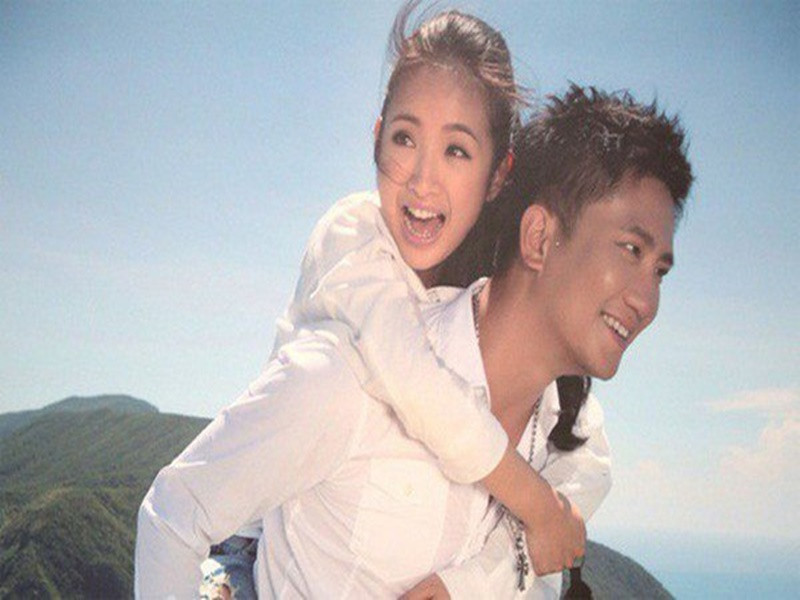 Lâm Y Thần kết hôn năm 2014 với Lâm Vu Siêu. Cả hai công khai hẹn hò năm 2012 sau nhiều năm làm bạn. Ảnh: Sức khỏe và đời sống