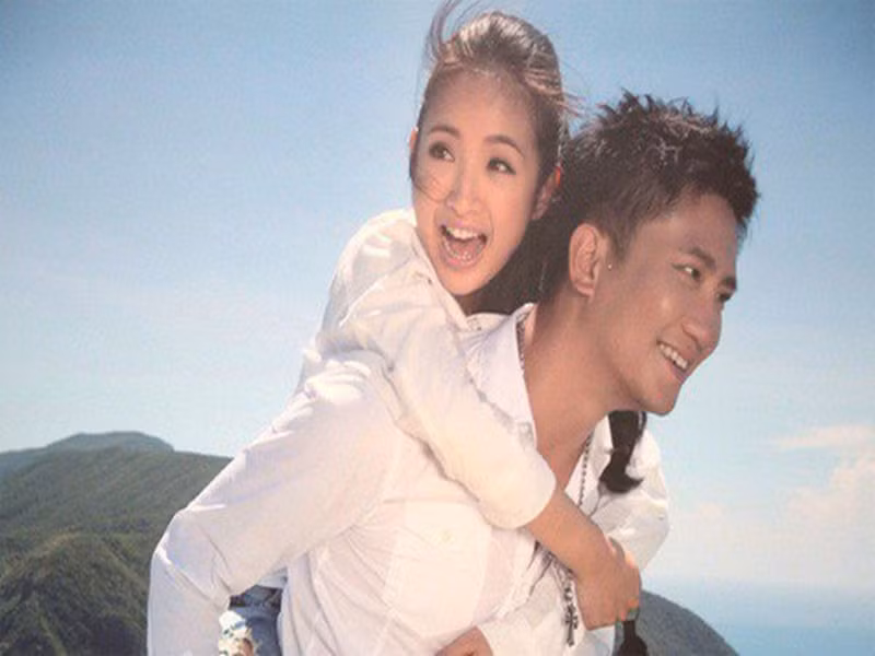 Lâm Y Thần kết hôn năm 2014 với Lâm Vu Siêu. Cả hai công khai hẹn hò năm 2012 sau nhiều năm làm bạn. Ảnh: Sức khỏe và đời sống