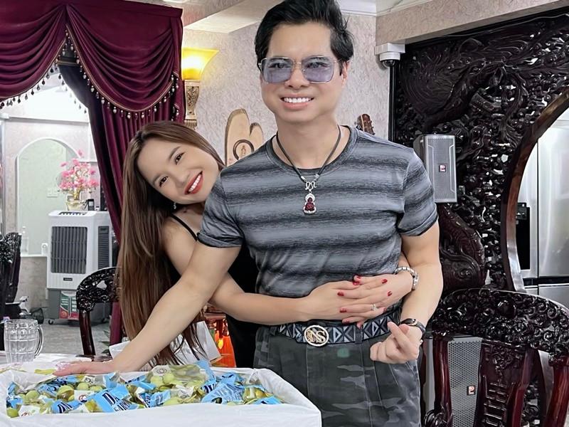 Nam ca sĩ khoe vừa về đến nhà sau khi đi diễn thì gặp học trò Nhã Thanh. Ảnh: FBNV.