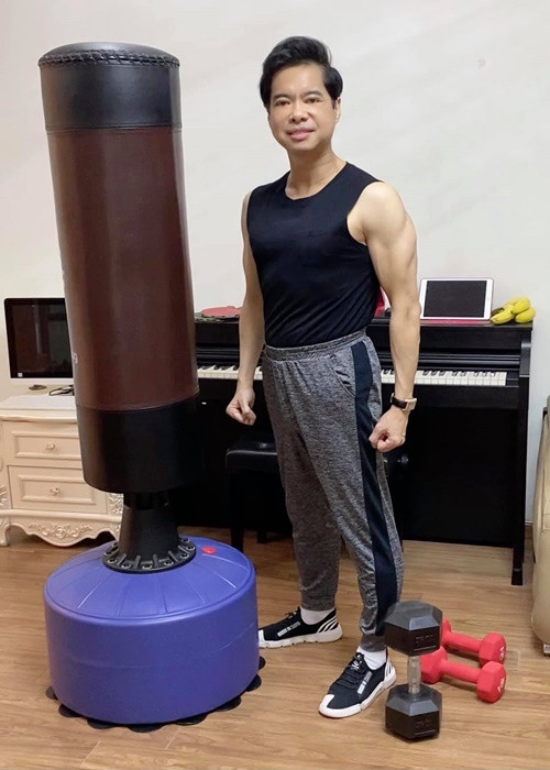 Ngọc Sơn khoe cơ bắp cuồn cuộn trong phòng tập tại biệt thự. Ảnh: FBNV.