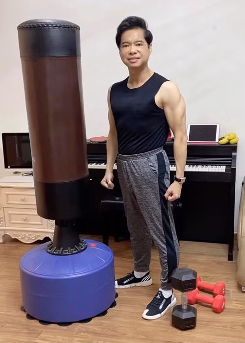 Ngọc Sơn khoe cơ bắp cuồn cuộn trong phòng tập tại biệt thự. Ảnh: FBNV.