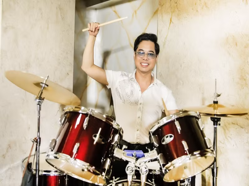 Theo Thương Hiệu Và Pháp Luật, Ngọc Sơn xây dựng sân khấu nhỏ ở tầng hầm hơn 300m2. Đây là nơi chào đón bạn bè, đồng nghiệp, học trò Ngọc Sơn đến đàn hát, giao lưu, trò chuyện về âm nhạc. Ảnh: Thương Hiệu Và Pháp Luật.