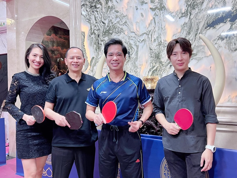 Theo Dân Việt, sân bóng bàn của Ngọc Sơn được thực hiện đúng theo tiêu chuẩn quốc tế. Nam ca sĩ có thể đánh bóng bàn với máy hoặc hẹn bạn bè đến nhà giao lưu. Ảnh: FBNV.