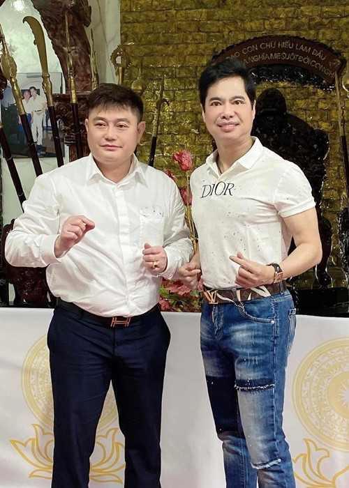 Thi thoảng, bạn bè, đồng nghiệp, học trò đến thăm Ngọc Sơn. Ảnh: FBNV.