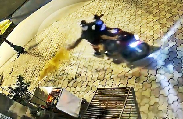 Vay 13 trieu, tra 11 trieu van con no 12 trieu va bi tat son, khung bo