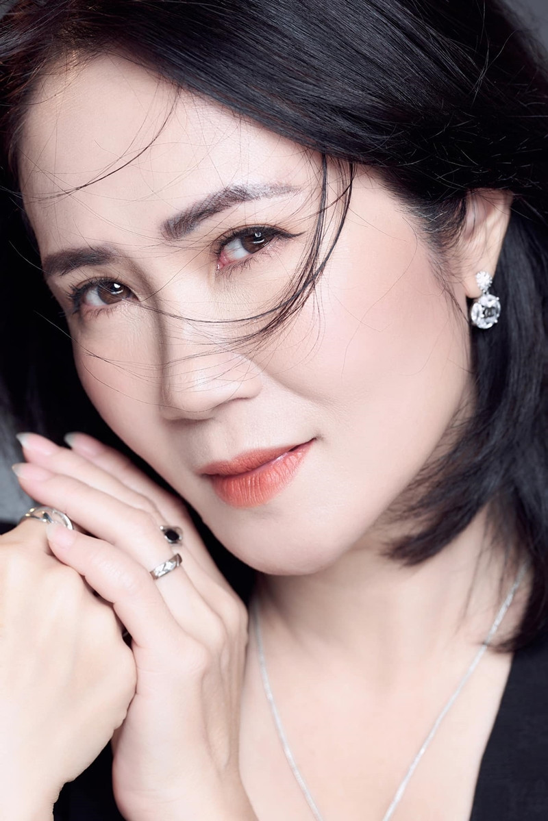 "Cậu cú tớ, quyết tán đổ cho bằng được để... 'trả thù'. Thế rồi hình như cậu thấy áy náy, nên sau 3 năm cậu tậu cái xe Peugeot 103 để đưa đón nhau đi làm. Tớ vẫn nhớ nhiều lần xe đạp mãi mới nổ, đi một đoạn lại dắt", Nguyệt Hằng kể tiếp.