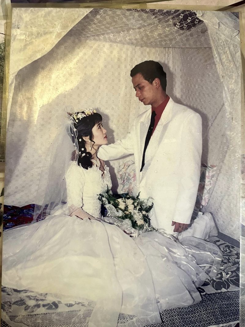 "Phải cảm ơn tính làm "liều", "điếc không sợ súng" của cậu nên tớ mới có được tất cả như bây giờ", Nguyệt Hằng chia sẻ nhiều quyết định bất ngờ của Anh Tuấn từng khiến cô lo sợ nhưng nhờ đó, cuộc sống của cả hai dần ổn định.