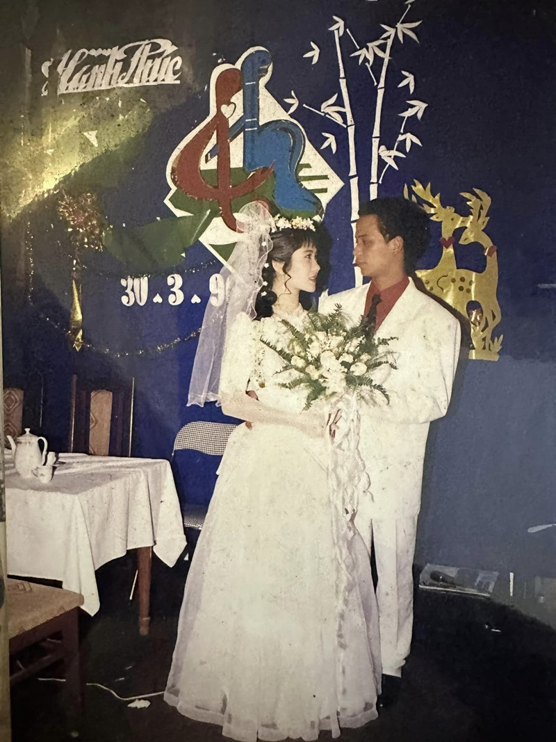 Đi qua nhiều khó khăn, Nguyệt Hằng chia sẻ giờ đây không còn lo lắng về chồng như trước. Cô mong anh có sức khoẻ để cùng cô nuôi dạy con cái: "Tuổi mới, chúc cậu luôn nhiều sức khoẻ để tiếp tục lo cho đội bóng nhà mình trưởng thành hơn nhé! Bên nhau mãi bạn nhé!".