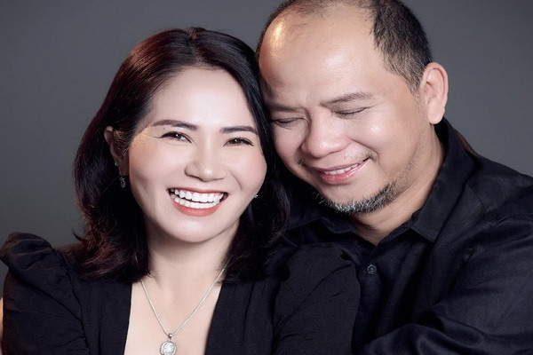 Diễn viên Anh Tuấn cùng bà xã Nguyệt Hằng đã có hành trình 27 năm chung sống. Nhân dịp chồng bước sang tuổi mới, Nguyệt Hằng hài hước gọi chồng là "cậu", kể lại những dấu ấn đáng nhớ mà cả 2 từng trải qua. "Ngày mới quen nhau, bạn xưng hô: Hằng ơi, Tuấn muốn mượn cái xe máy! Và tớ bảo: Không được vì cậu nghịch ngợm, cẩu thả bố mẹ tớ dồn mãi mới mua được cho tớ cái xe nhỏ để đi học, hỏng tớ không có tiền sửa đâu...", cô nhớ lại.