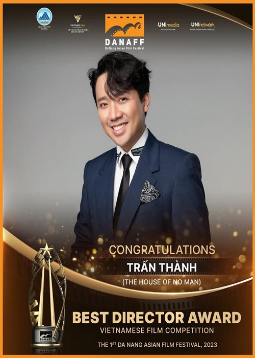 Ngày 14/5, Trấn Thành khoe nhận giải Đạo diễn xuất sắc nhất và Phim Việt Nam hay nhất (cho bộ phim điện ảnh Nhà bà Nữ) tại Liên hoan phim châu Á Đà Nẵng. Ảnh: FBNV