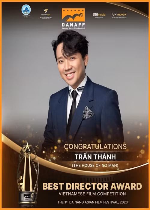 Ngày 14/5, Trấn Thành khoe nhận giải Đạo diễn xuất sắc nhất và Phim Việt Nam hay nhất (cho bộ phim điện ảnh Nhà bà Nữ) tại Liên hoan phim châu Á Đà Nẵng. Ảnh: FBNV