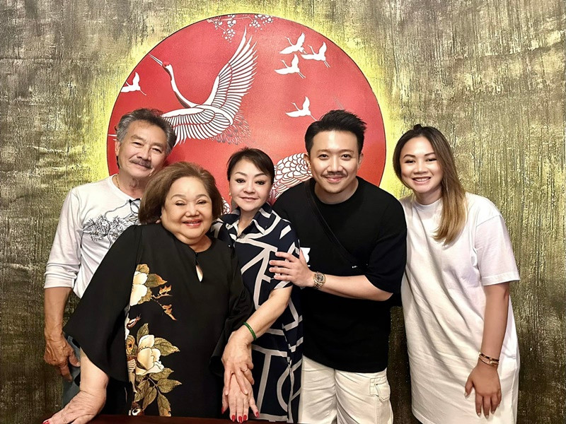 Sau loạt ồn ào, Trấn Thành vẫn đều đặn cập nhật thông tin, hình ảnh cá nhân. Anh chia sẻ hình ảnh bên các nghệ sĩ Ngọc Giàu, Hương Lan ngày 13/5. Ảnh: FBNV