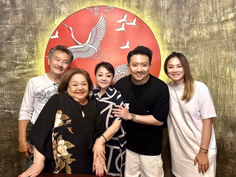 Sau loạt ồn ào, Trấn Thành vẫn đều đặn cập nhật thông tin, hình ảnh cá nhân. Anh chia sẻ hình ảnh bên các nghệ sĩ Ngọc Giàu, Hương Lan ngày 13/5. Ảnh: FBNV