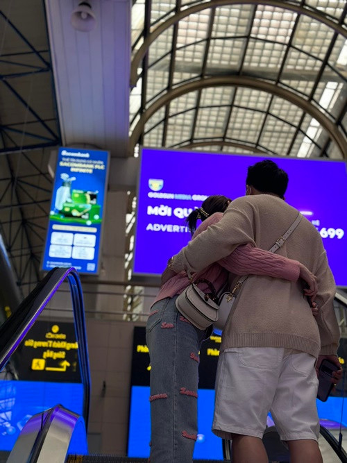 Hiện tại, Trấn Thành và Hari Won vẫn thường xuyên dành cho nhau lời có cánh mặc cho những đồn đoán hôn nhân chưa chịu lắng xuống. Mới đây, khi được Hari Won gửi lời chúc mừng đoạt giải, Trấn Thành để lại bình luận: “Yêu vợ nhiều. Em siêu duyên dáng đêm qua nhé. Thương lắm”. Ảnh: FBNV