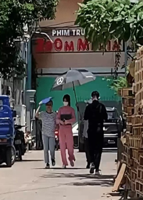 Hari Won vừa được bắt gặp đến phim trường thăm Trấn Thành quay Rap Việt. Ảnh: Người đưa tin