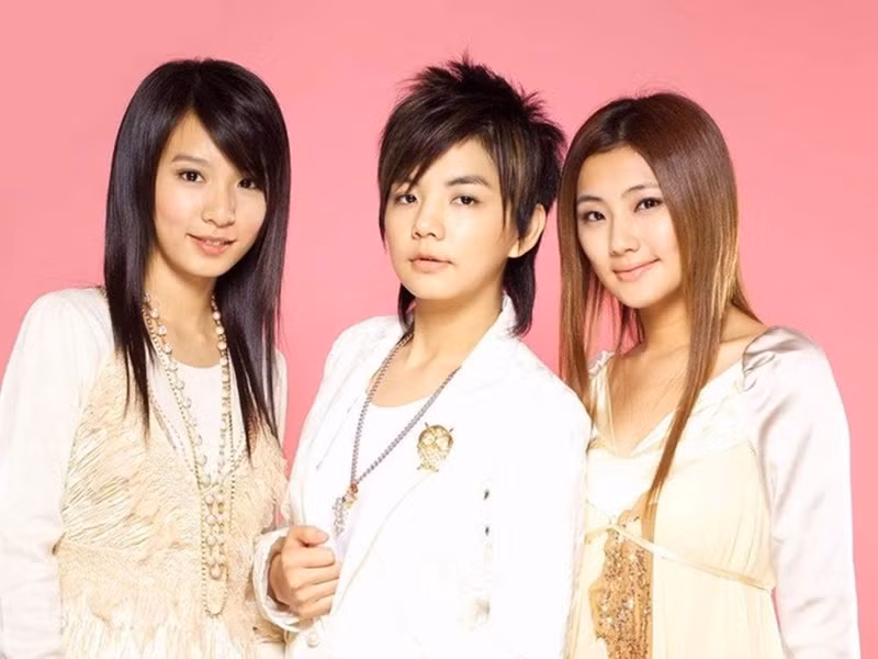 Ella sinh năm 1981, thuộc nhóm S.H.E cùng Hebe Điền Phức Chân và Selina Nhậm Gia Huyên. Nhóm nhạc thành lập năm 2001, được nhiều khán giả thuộc thế hệ 8X, 9X yêu thích với loạt hit: “Tinh cầu 621”, “Gần đây anh có khỏe không”, “Người yêu chưa trọn vẹn”, “Rừng mưa nhiệt đới”.... Ảnh: Phụ nữ Việt Nam