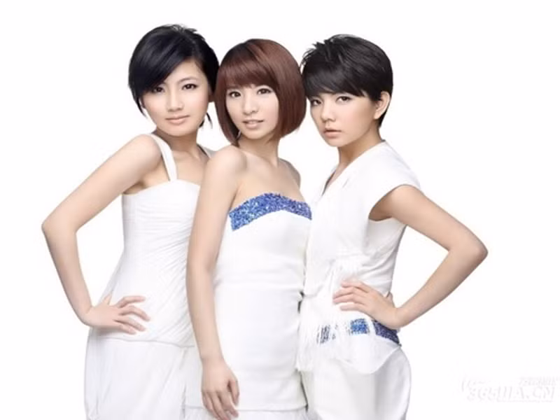 Trong nhóm S.H.E, Ella tạo dấu ấn bởi hình tượng tomboy, vui vẻ, lém lỉnh cùng giọng hát nội lực. Ảnh: Khám phá