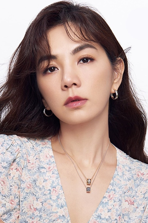 Ella từng làm cố vấn cố định về giọng hát cho thí sinh Idol Producer năm 2019, giám khảo cố định Ca sĩ giấu mặt năm 2016 và 2017. Ảnh: Zing