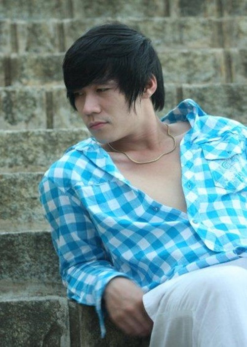 Khánh Phương sinh ra trong gia đình có bố mẹ đều là doanh nhân. Ngày học cấp 3, dù chưa có ý định trở thành ca sĩ, Khánh Phương đã đi học hát cơ bản vài tháng để biết cách hát, cách xử lý.