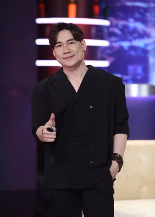  Ca sĩ Khánh Phương vừa cho biết, tình yêu âm nhạc luôn chảy trong máu của anh nên dù gia đình có giàu hay nghèo thì anh vẫn sẽ đi hát cho đến khi không còn hát được nữa.